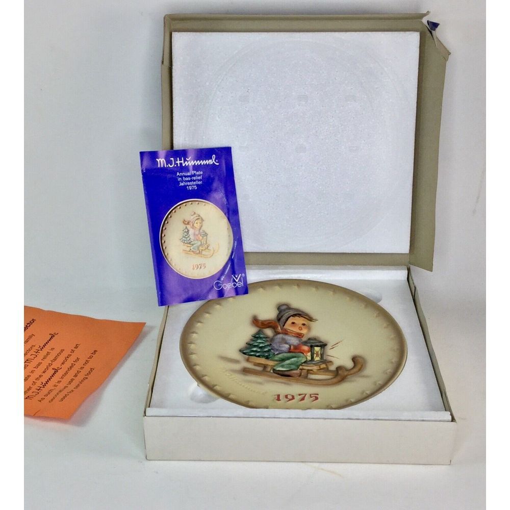 Goebel Hummel Annual Plate 1975 in bas relief Ride into Christmas TMK5 Vintage